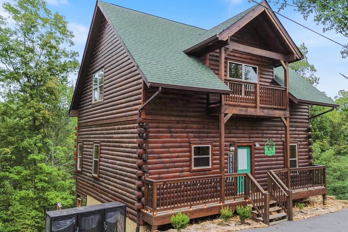 Whether it’s a family vacation, friends’ trip, or relaxing mountain escape, there’s something special about staying in a true log cabin.