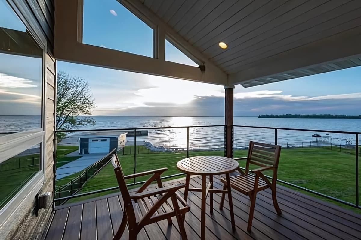Wake up to beautiful lake views, enjoy your morning coffee outdoors, or simply unwind while taking in the tranquil surroundings.