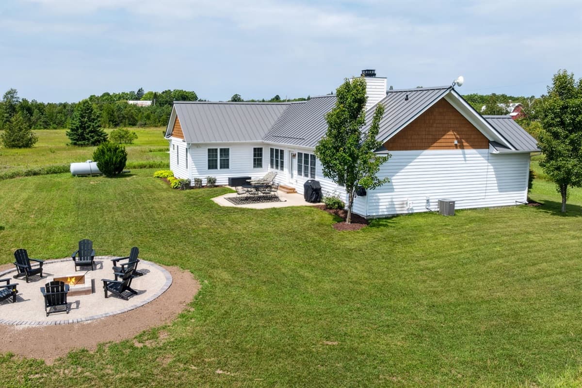 Beautiful yard, perfect for family fun or quiet evenings.