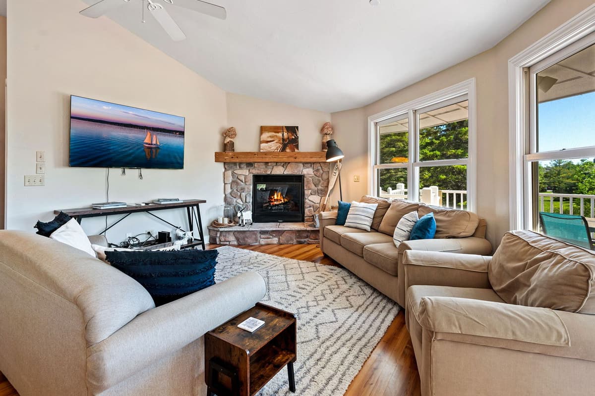 Gather in the cozy living area and make yourself comfortable. 