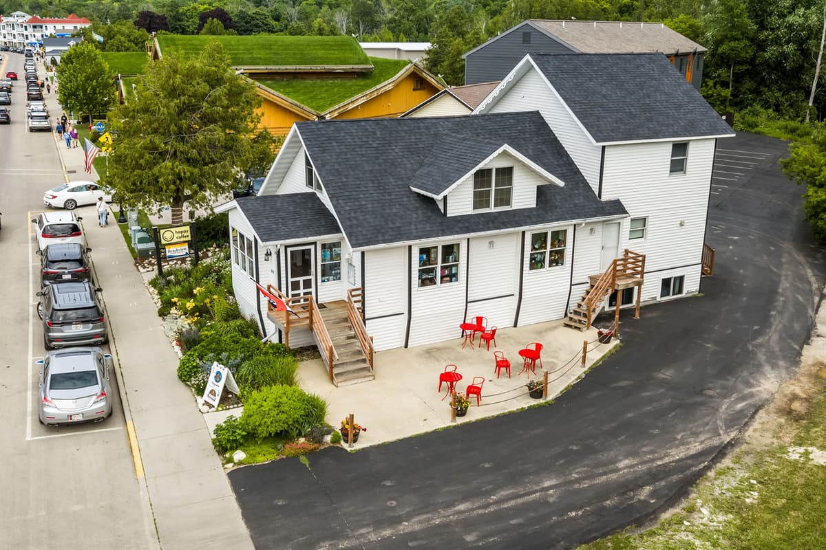 Enjoy easy access to local restaurants, coffee shops, boutiques, beaches, parks, and waterfront attractions.