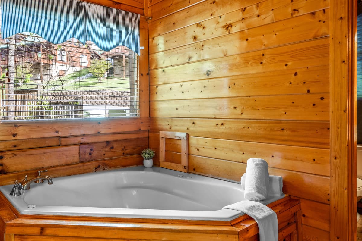 Imagine slipping into a warm bath while enjoying the peaceful view and relaxing atmosphere around you. It’s the perfect little corner to slow down and enjoy some well-deserved quiet time.