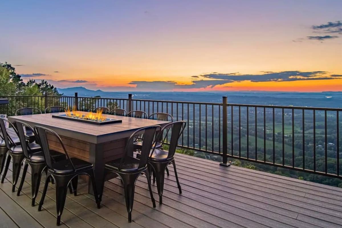 For a change of scenery, step outside and enjoy a meal at the outdoor dining set.