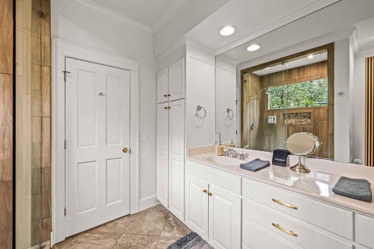 King bedroom ensuite bath