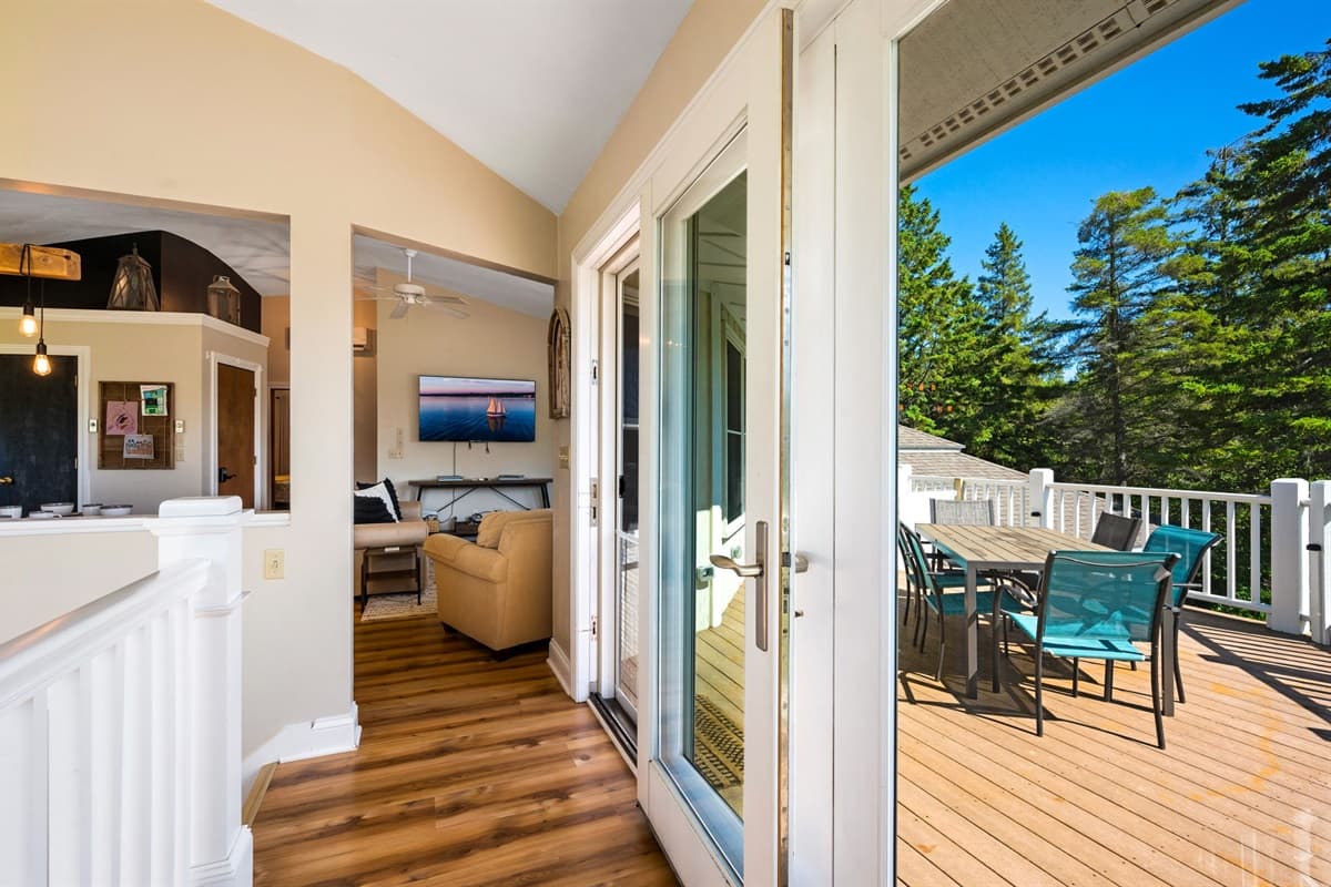 The upper floor area is both spacious and open-concept. It provides the perfect opportunity to get together with family and friends - or even just by yourself.