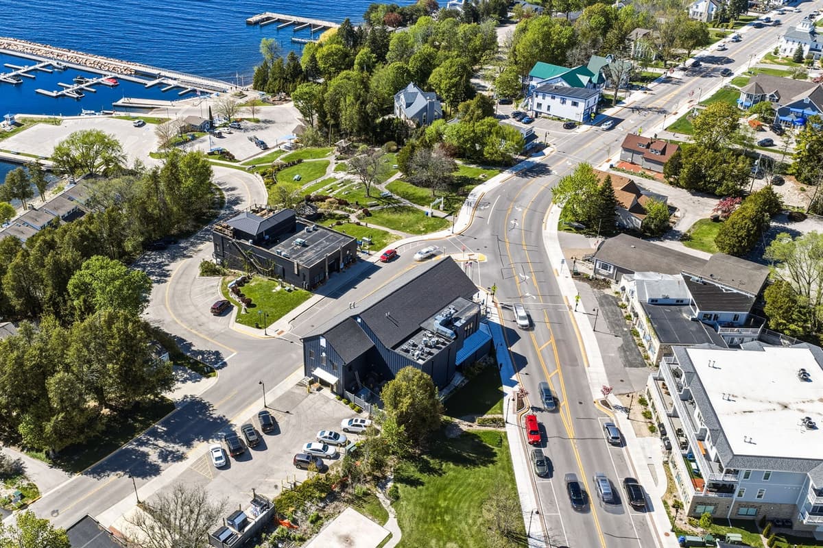 The water is just a few minutes away, making it easy to enjoy Fish Creek’s beautiful waterfront during your stay.