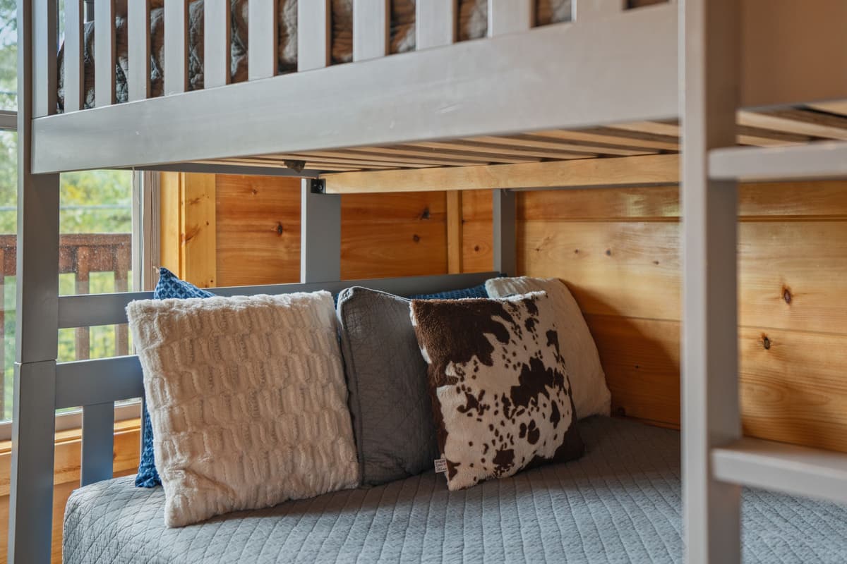 This spacious bunk setup is perfect for families, kids, or friends traveling together. Enjoy plenty of sleeping space while keeping the cabin’s cozy mountain feel.