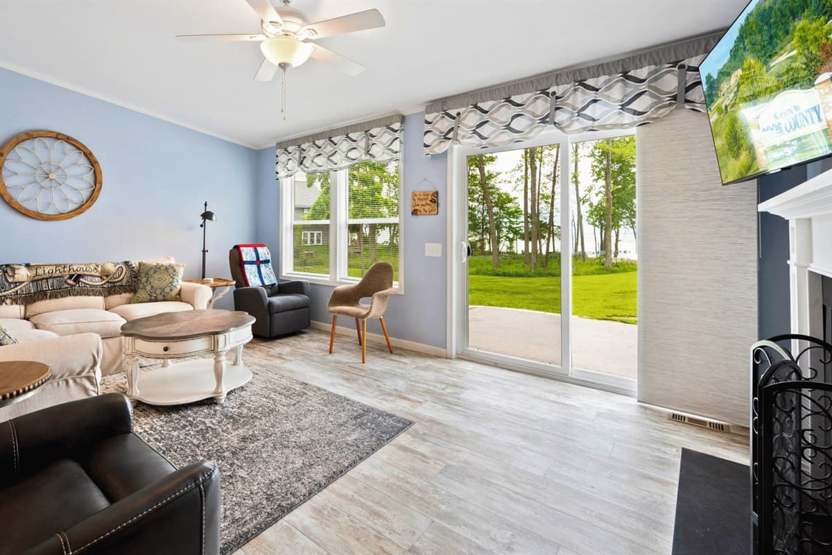 Step outside to admire our living room’s stunning view! A perfect blend of cozy comfort and nature's beauty just beyond the glass.