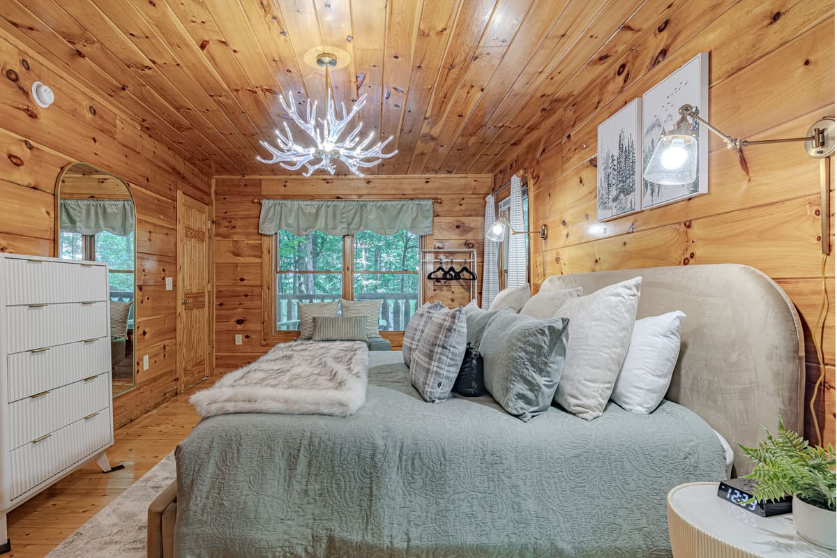 The spacious king-size bed gives you plenty of room to stretch out and relax. Fresh, soft sheets create a comfortable feel for a restful night’s sleep.