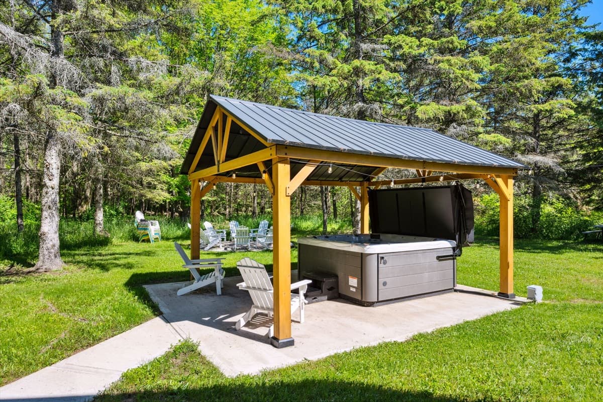 5-seater Hot Tub by the backyard