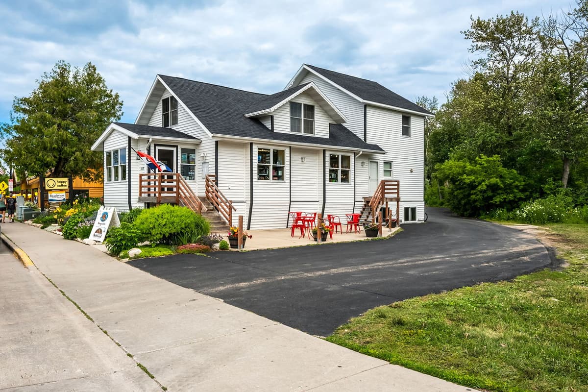 Easy-access driveway leading to the home’s parking area.