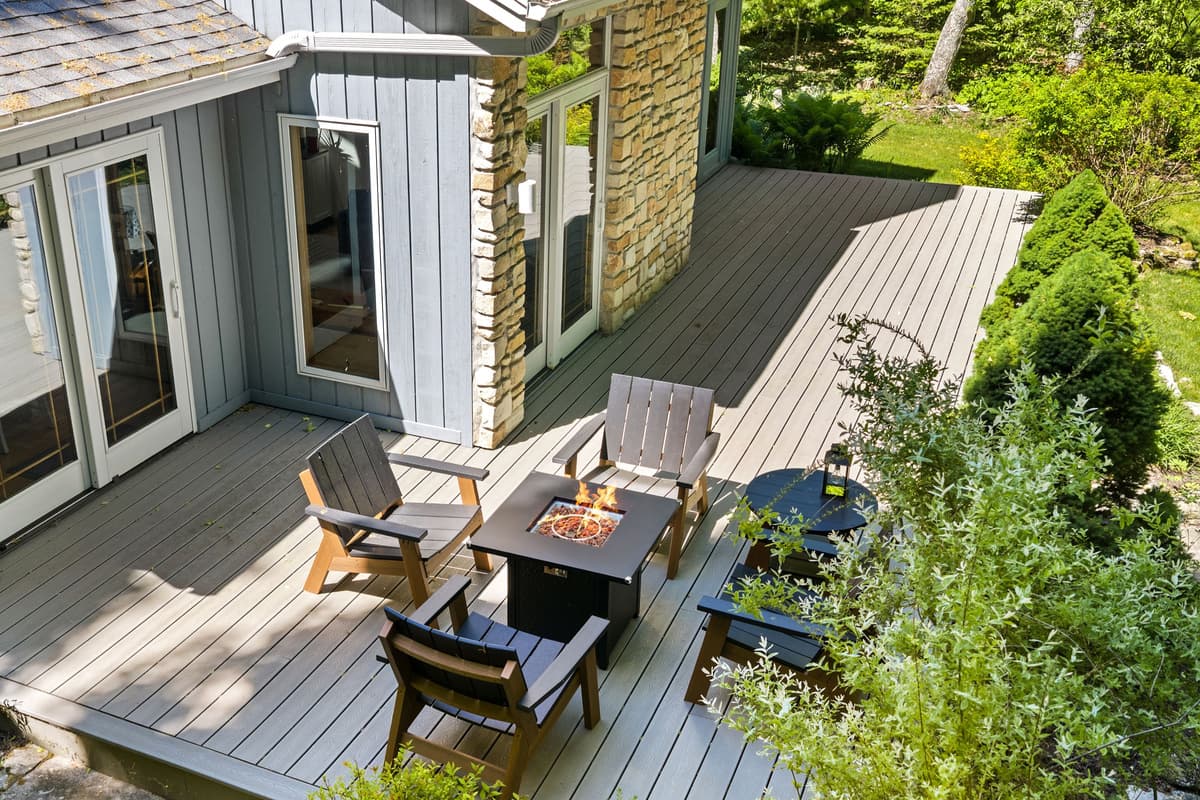 Relax with a warm drink while enjoying the fresh air and surrounding scenery. The comfortable outdoor space is perfect for conversations with family