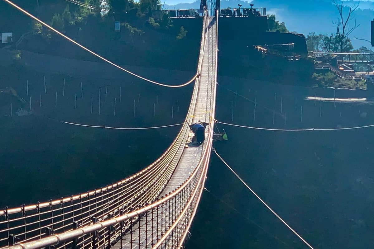 Soar above the Smoky Mountains at the Gatlinburg SkyLift! 🏔️ Enjoy breathtaking mountain views as you ride high above Gatlinburg.