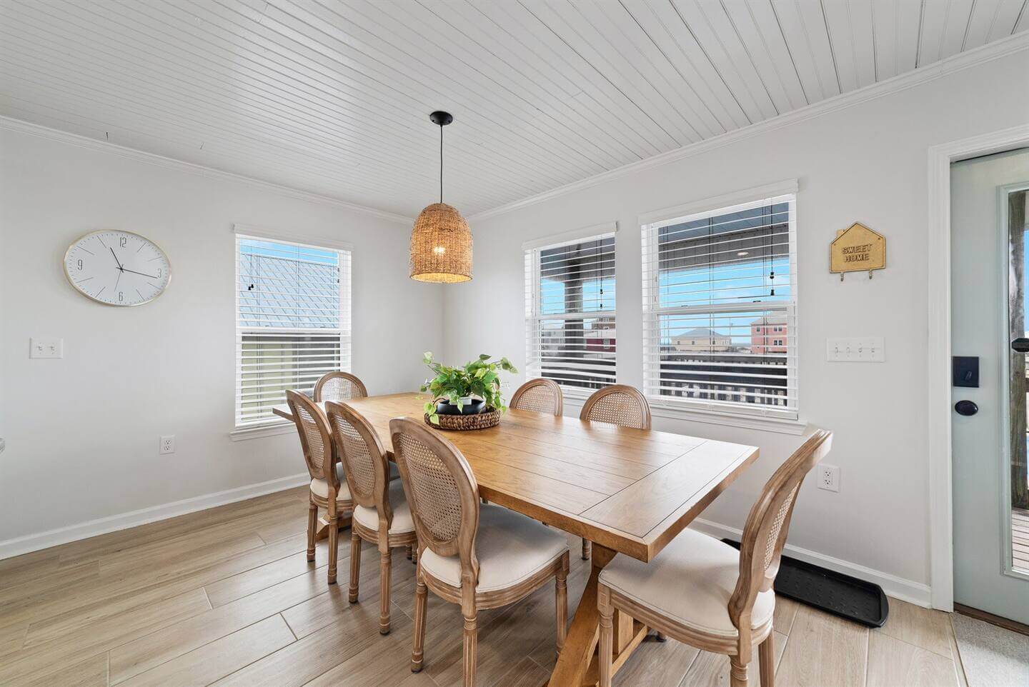 Escape the everyday and enjoy some beachside bliss with this beautiful ocean-view dining room! A perfect space to soak up the sun and dine in style.