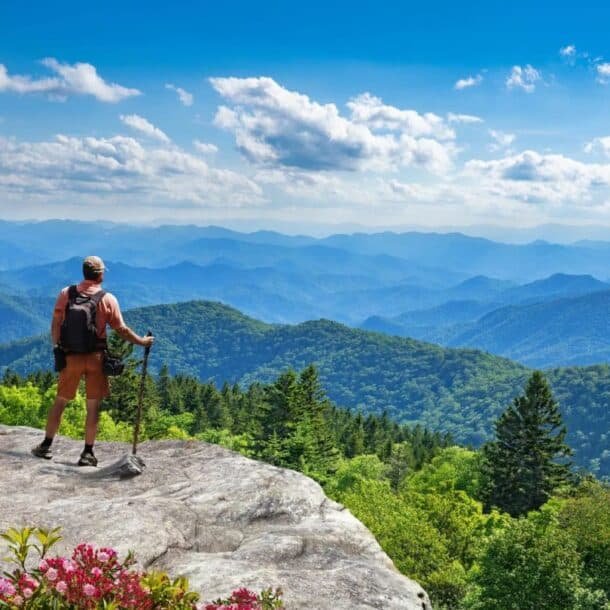 Smoky Mountains cabins nestled in the hills near Gatlinburg and Pigeon Forge