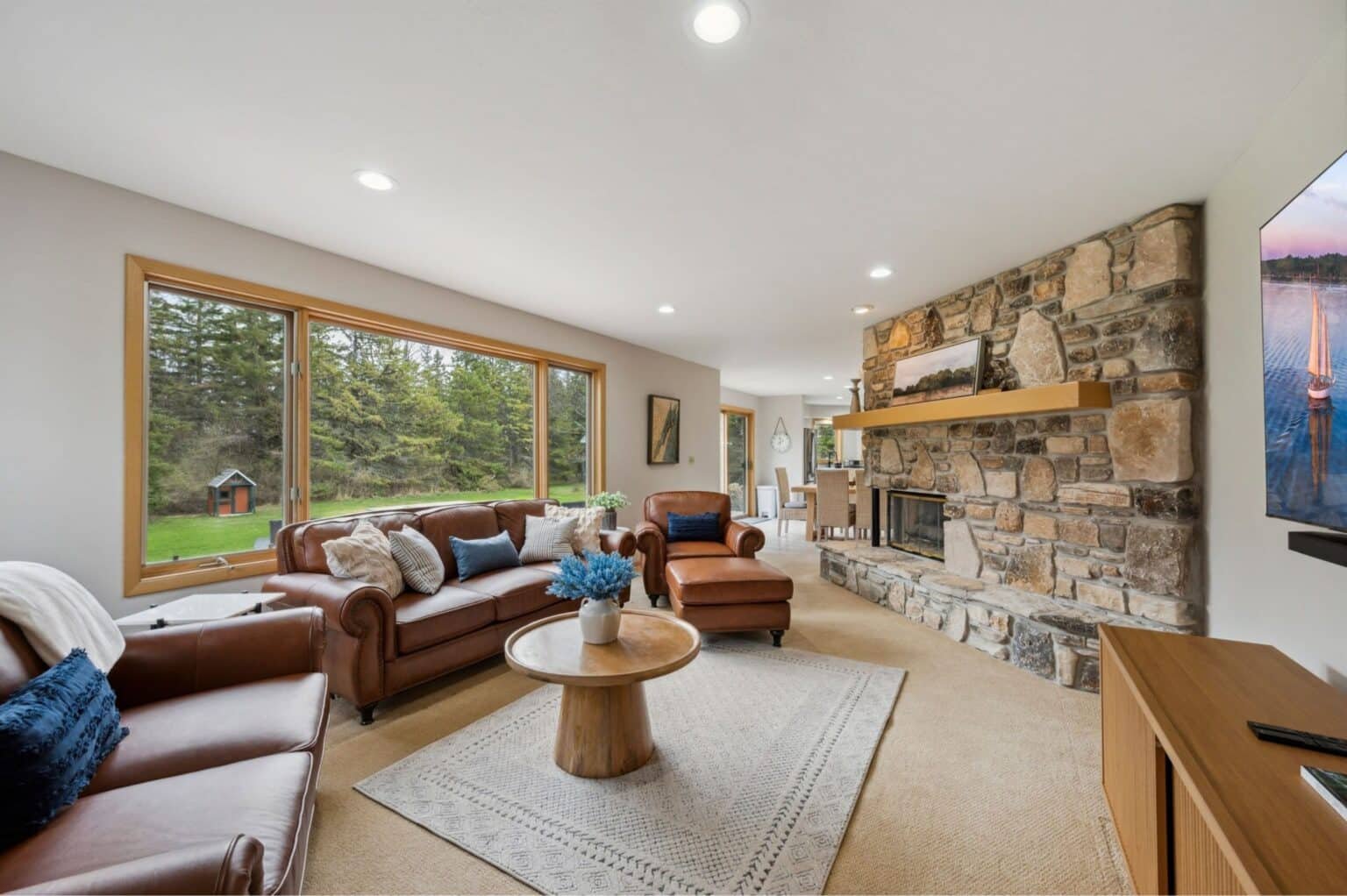 Modern living room with large windows and stunning natural light, ideal for family gatherings.