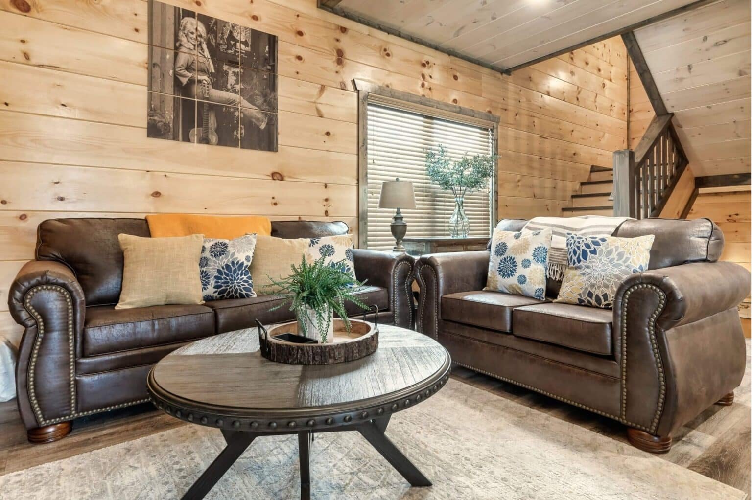 Our cabin is aptly named after the iconic 70s hit song "Jolene", adding a touch of nostalgia and character to your Smoky Mountains getaway.