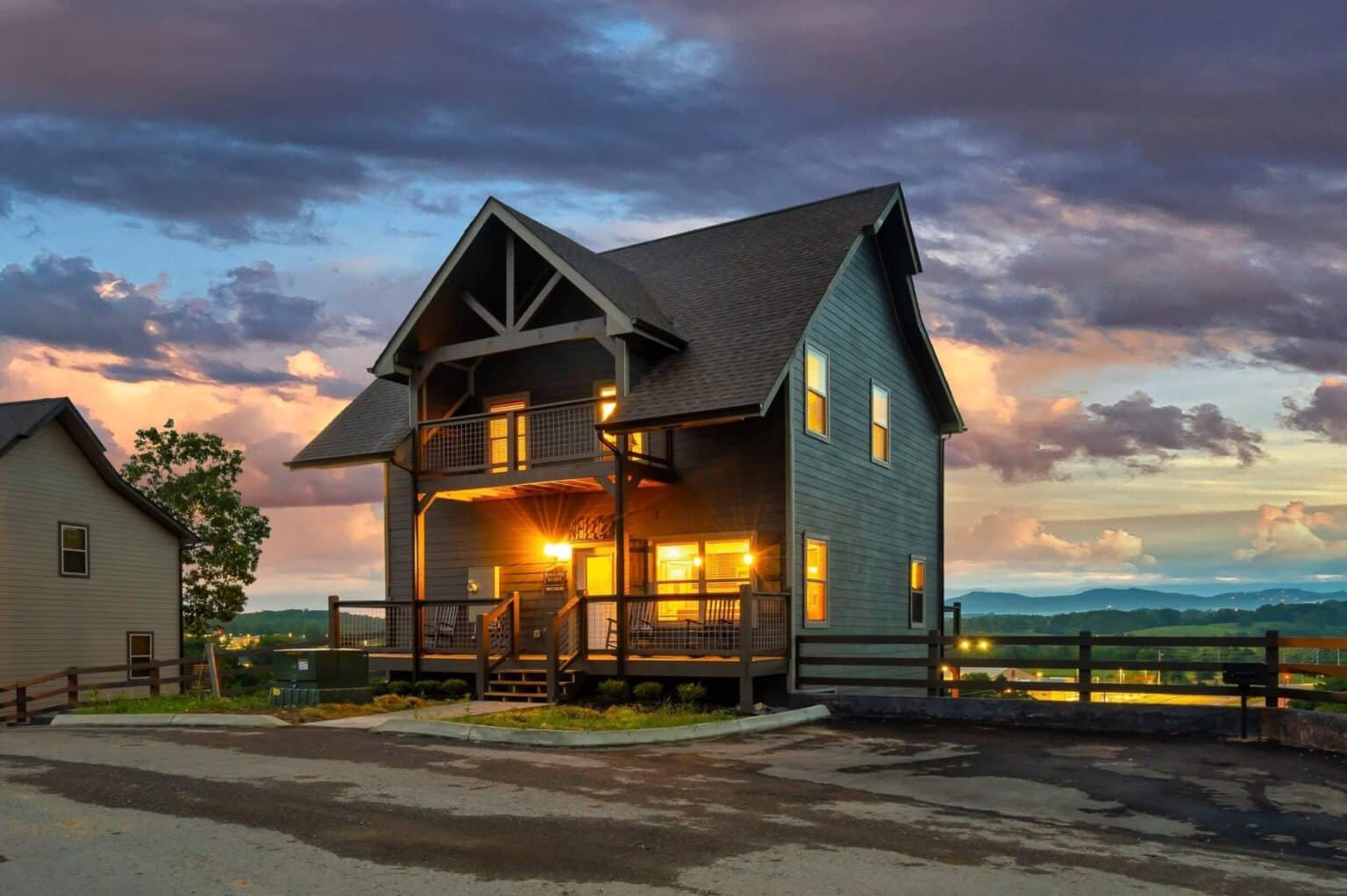 Explore the magical beauty of twilight in the beautiful Smokys. A perfect place to relax and admire nature's wonders.