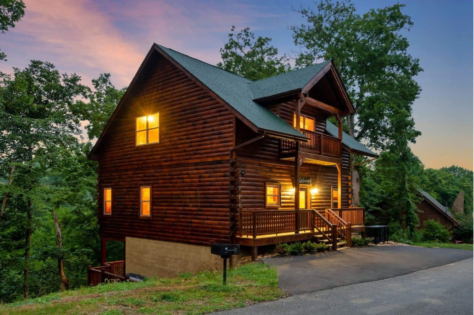 Discover the magic of our cabin at night – a tranquil escape.